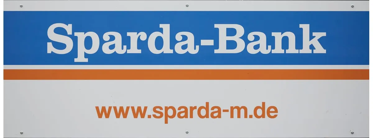 Bandenwerbung der Sparda-Bank in Blau und Orange